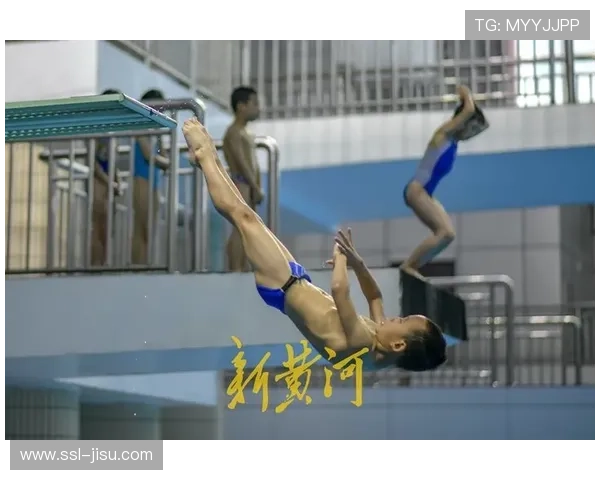 观众席大爷保温杯盖甩飞，全红婵407B动作水花消失