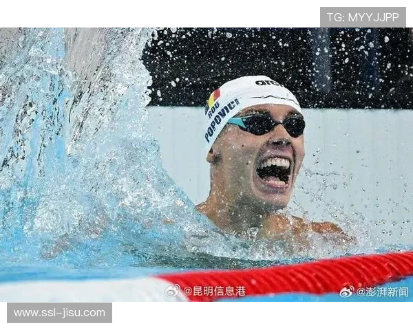 波波维奇与潘展乐训练池交换泳帽，高手间惺惺相惜